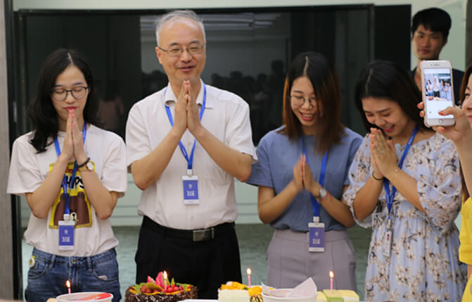 1528381179377173.jpg 寿星们许愿.jpg